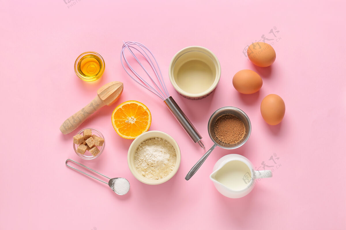橙色一套厨房用具和配料 用于在彩色背景上准备面包房套装食谱食物