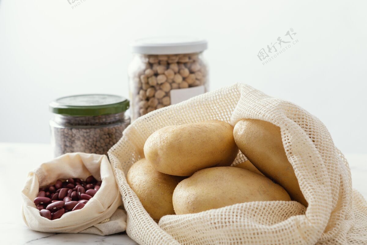 土豆桌上有豆子的罐子可持续发展生态豆类
