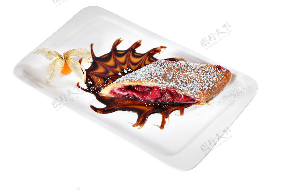 小吃一块撒了糖粉的樱桃馅饼 放在一个长方形的陶瓷板上 隔离在白色的背景上浆果填充蛋糕