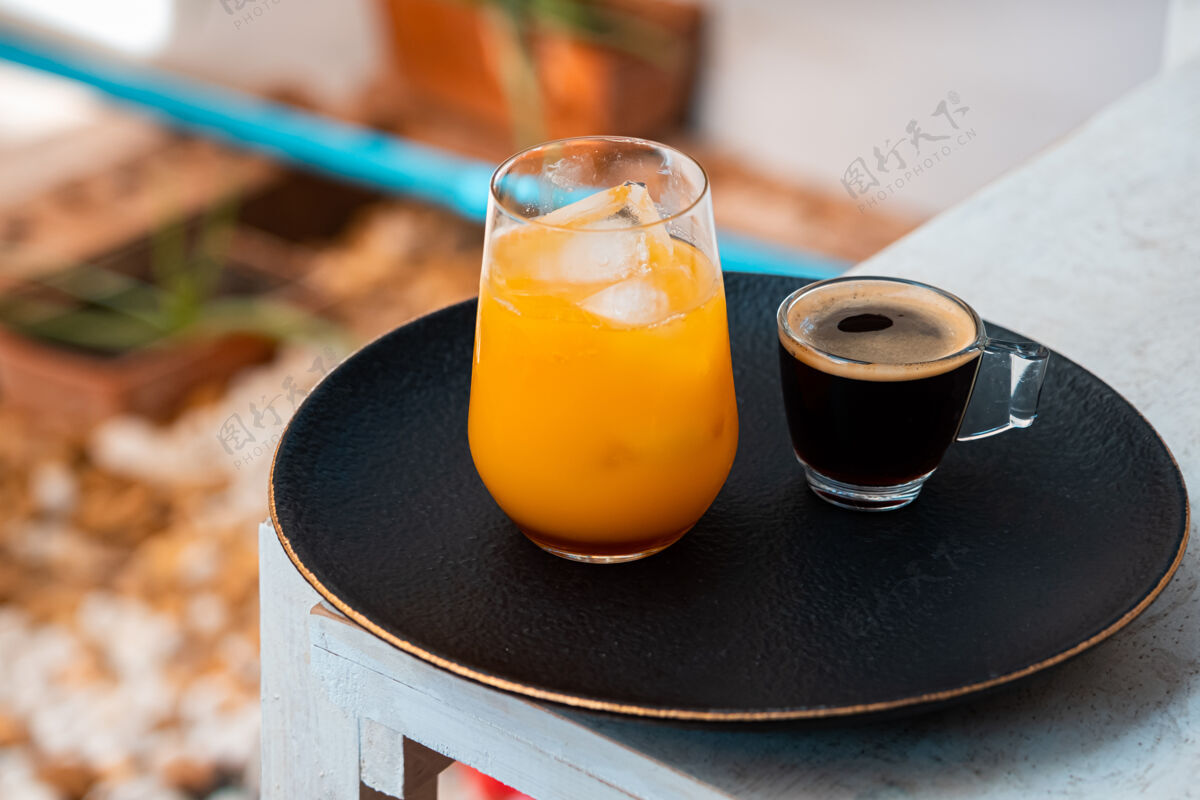 饮料木桌上放着一杯橙汁浓缩咖啡切片新鲜液体