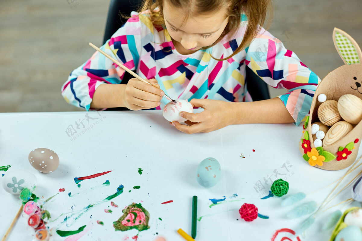色彩快乐的小女孩在家画画 用毛笔蛋画画孩子准备复活节 玩得开心 庆祝节日复活节快乐 diy多彩绘画画笔