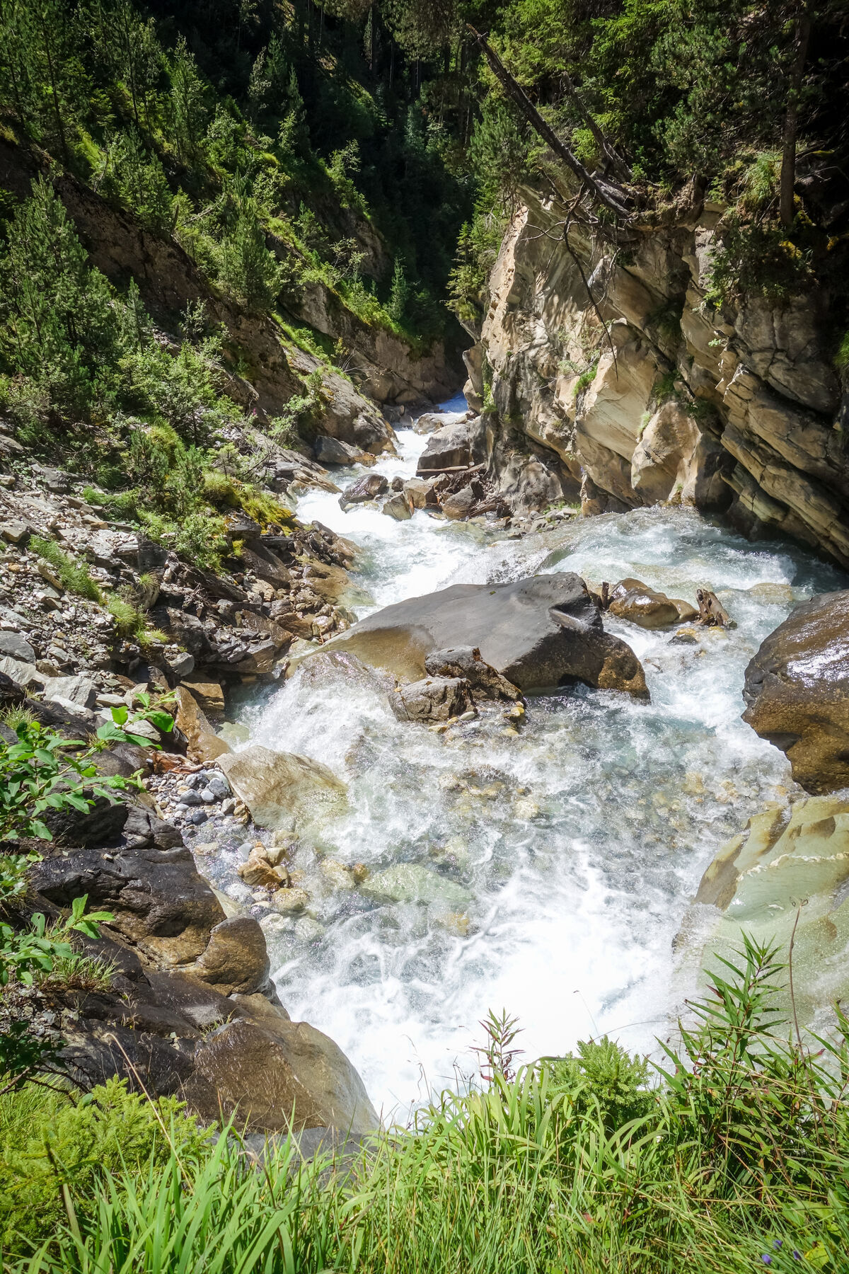 度假法国阿尔卑斯山萨瓦瓦国家公园瀑布高徒步旅行山谷