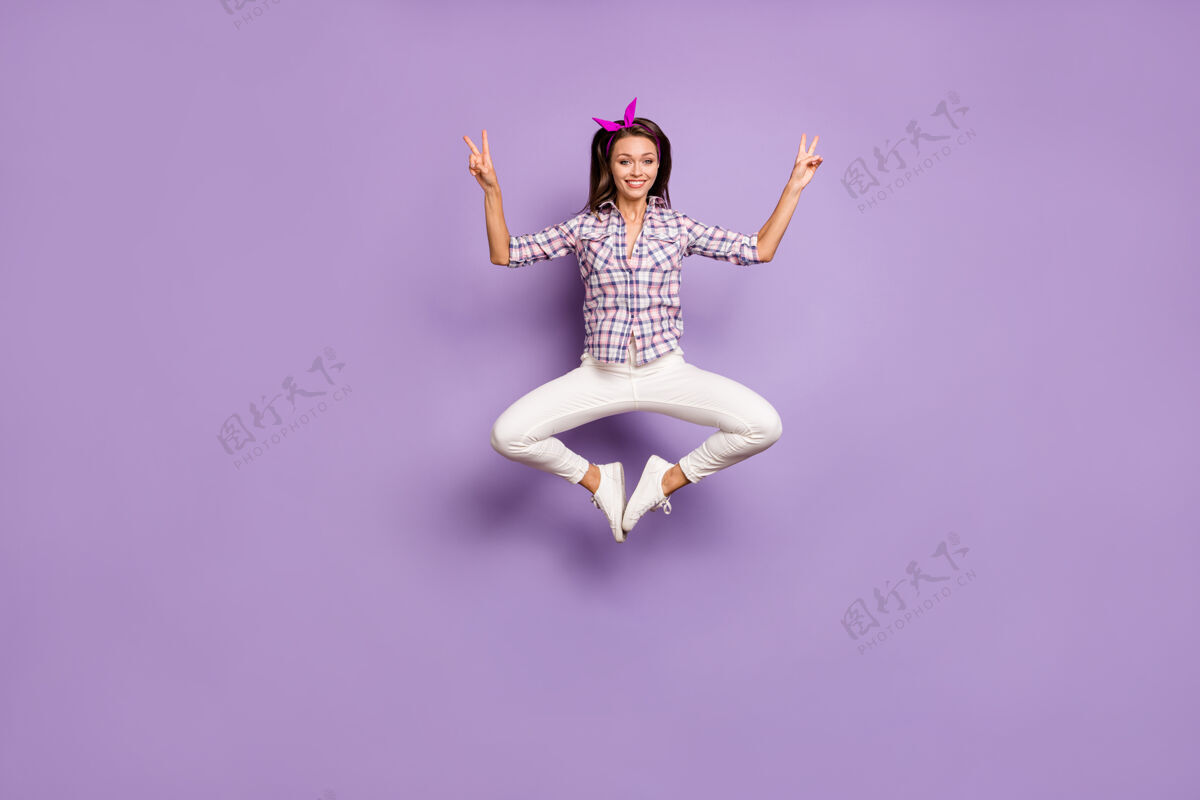 梦幻时髦女孩的全身照片有空跳做v型标志飞翔快乐二
