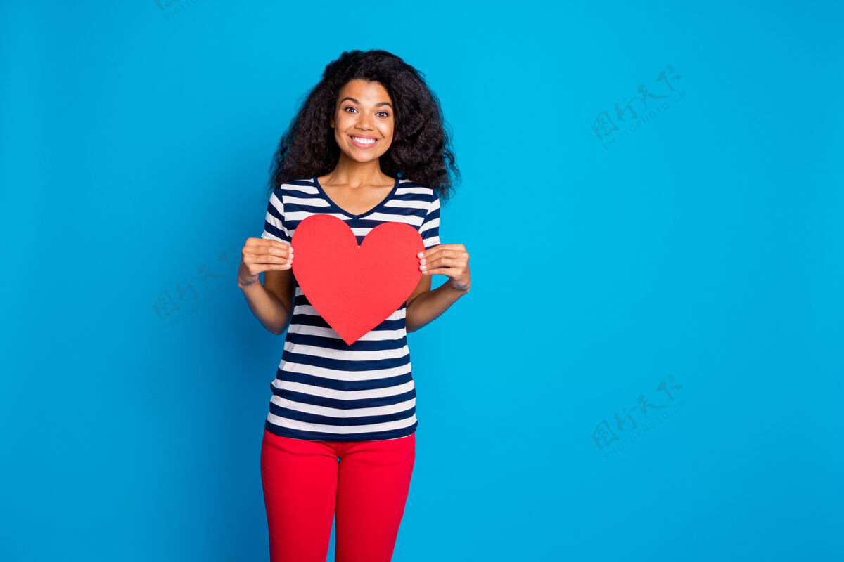 女人正面非裔美国妇女画像手捧纸牌大红心喜欢女性日期