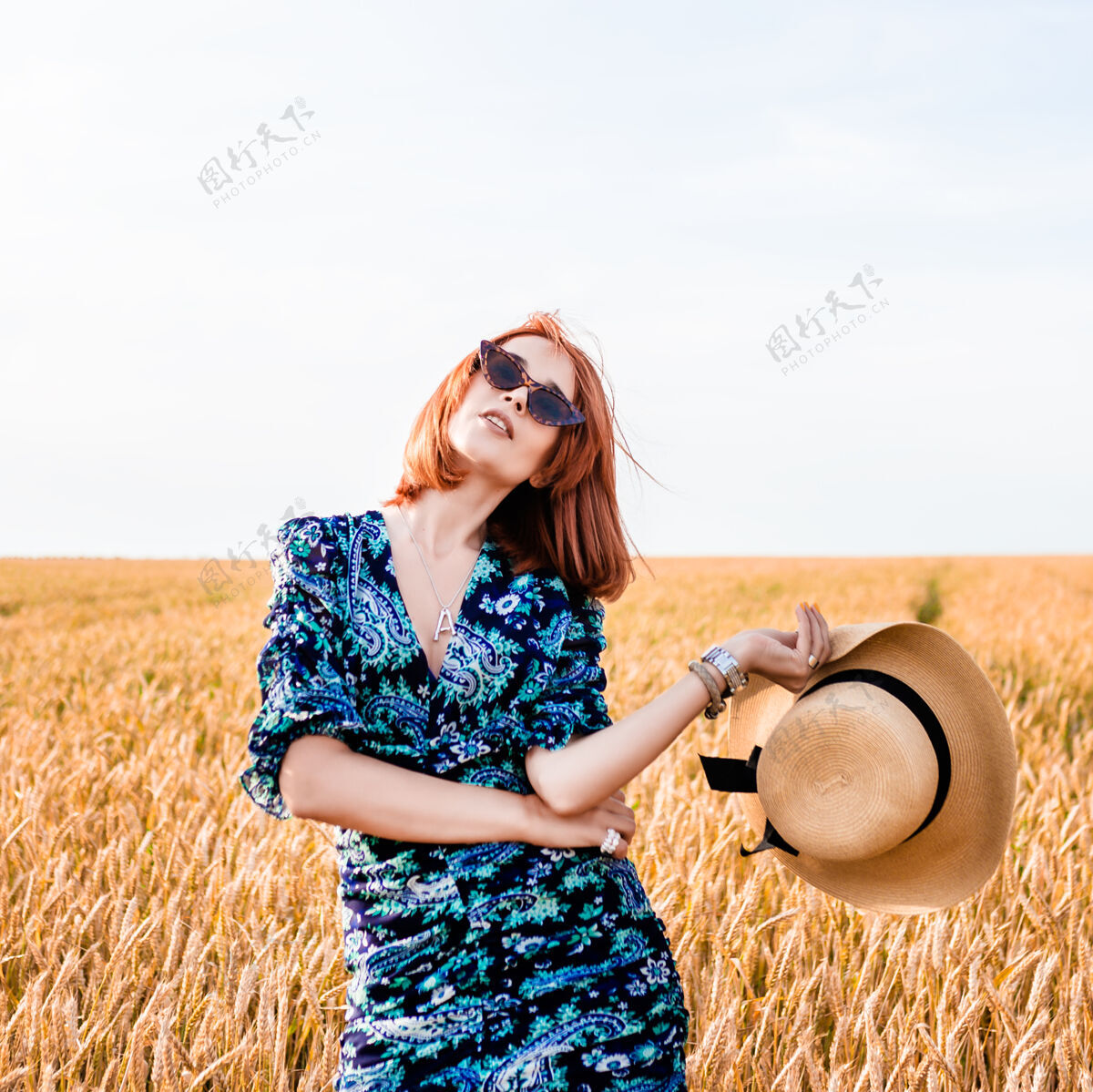 女人一个红头发的女孩站在田野里天空自然玉米