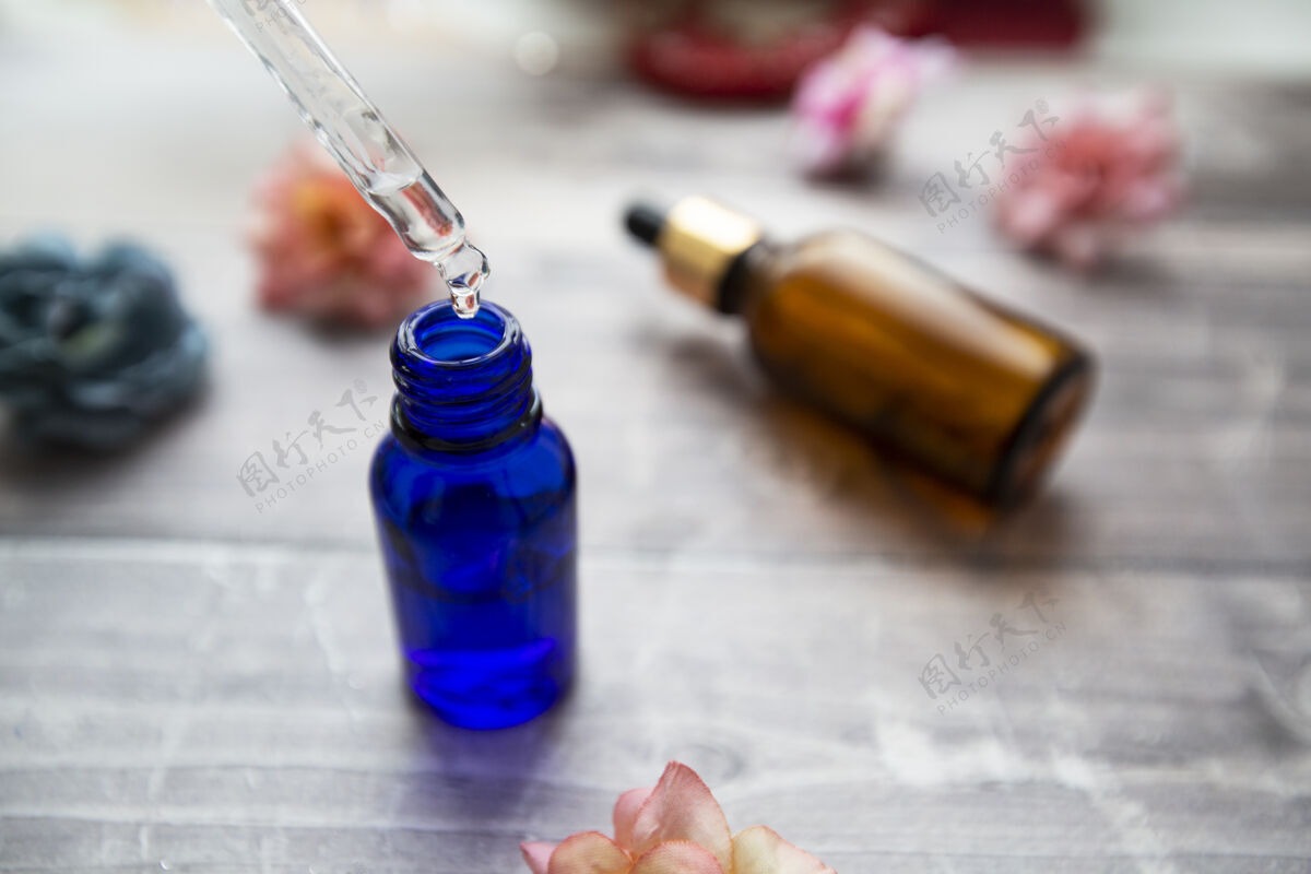滴吸管滴入透明质酸血清用于美容和美容精华扩散油