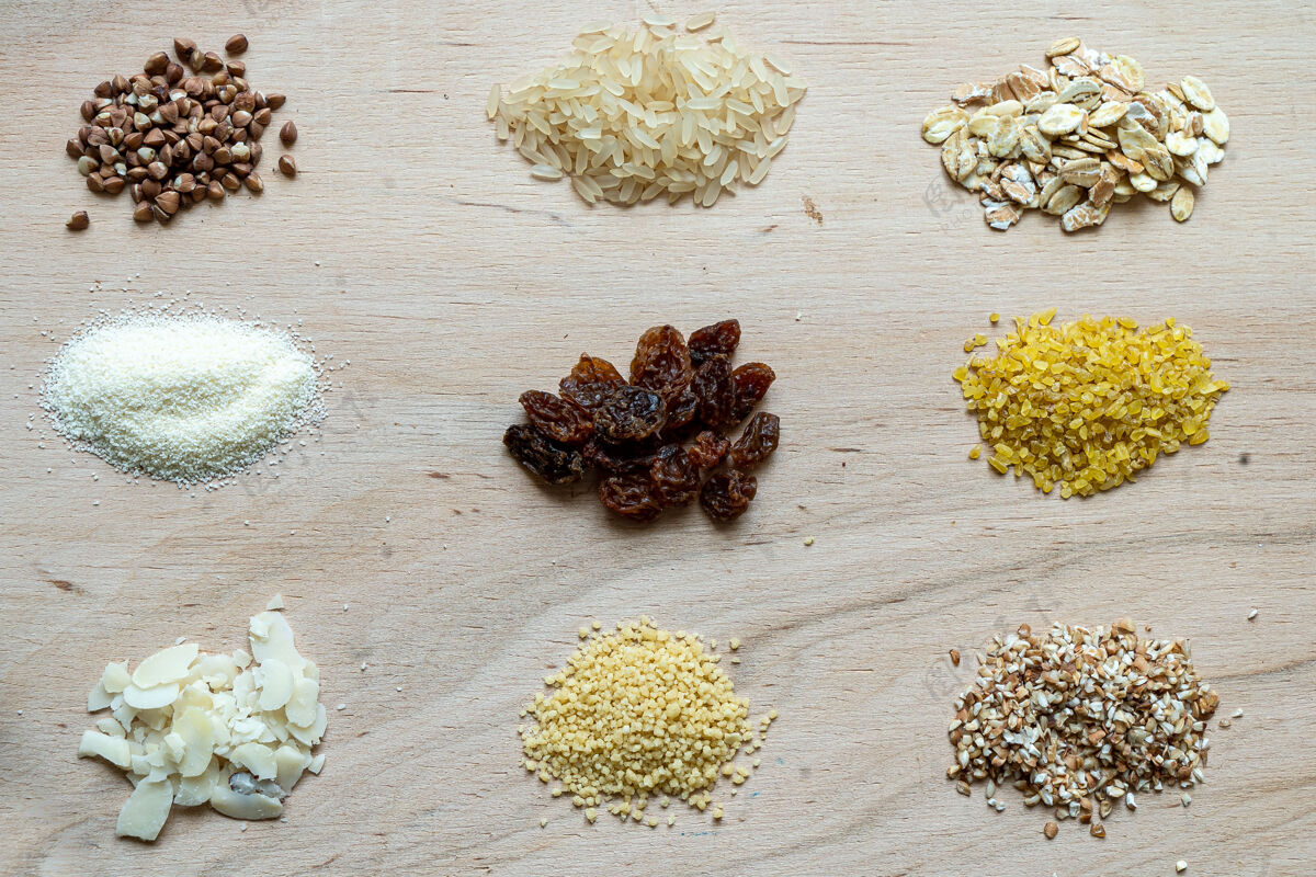 收集木质背景上的杂粮粥种子：荞麦 大米 粗面粉 小麦 粗麦粉 燕麦片食物自然豆类