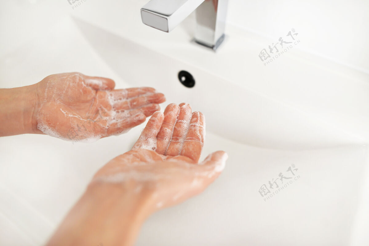 身体在水龙头下用肥皂洗手清晰女人纯净