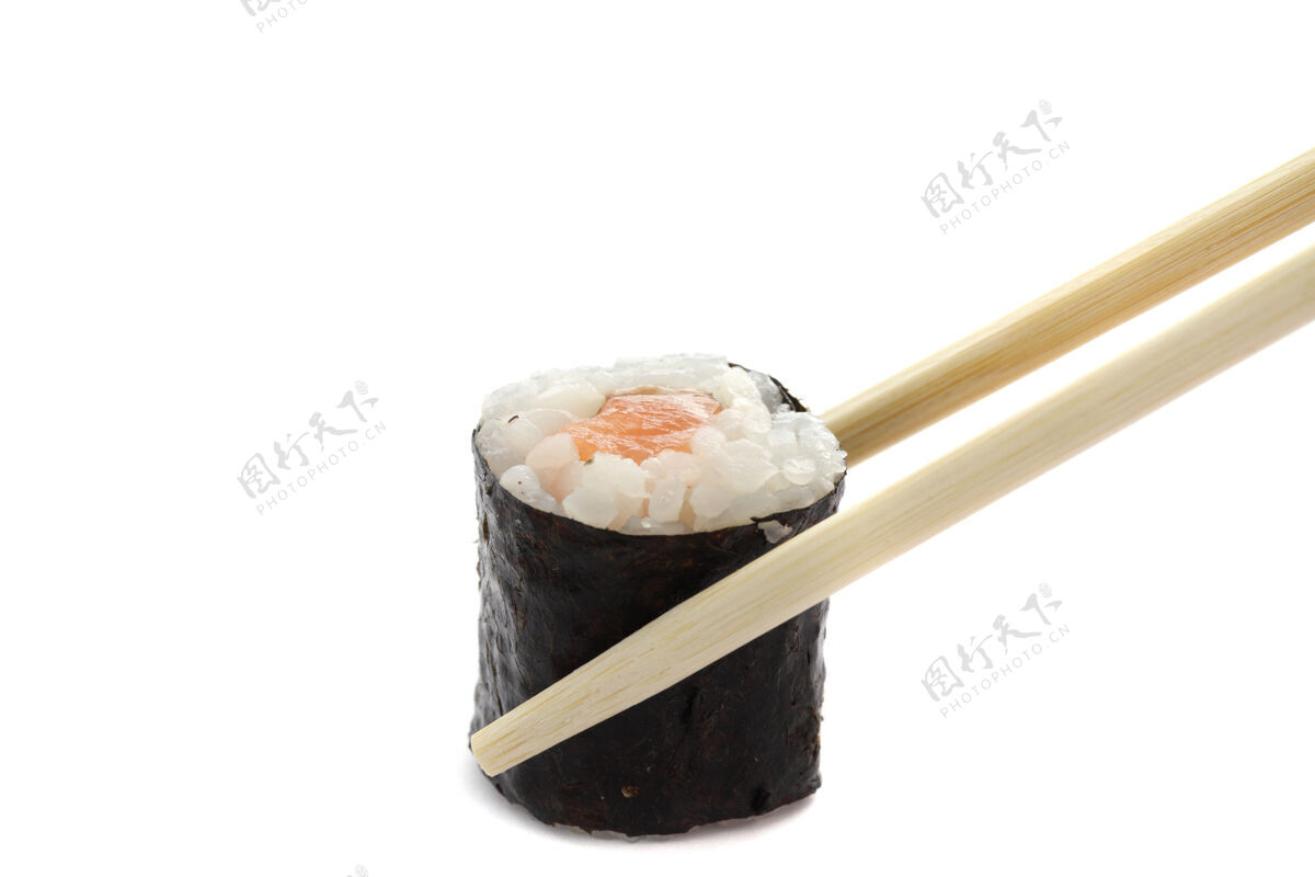切片三文鱼卷寿司用筷子隔离在白色餐馆晚餐寿司