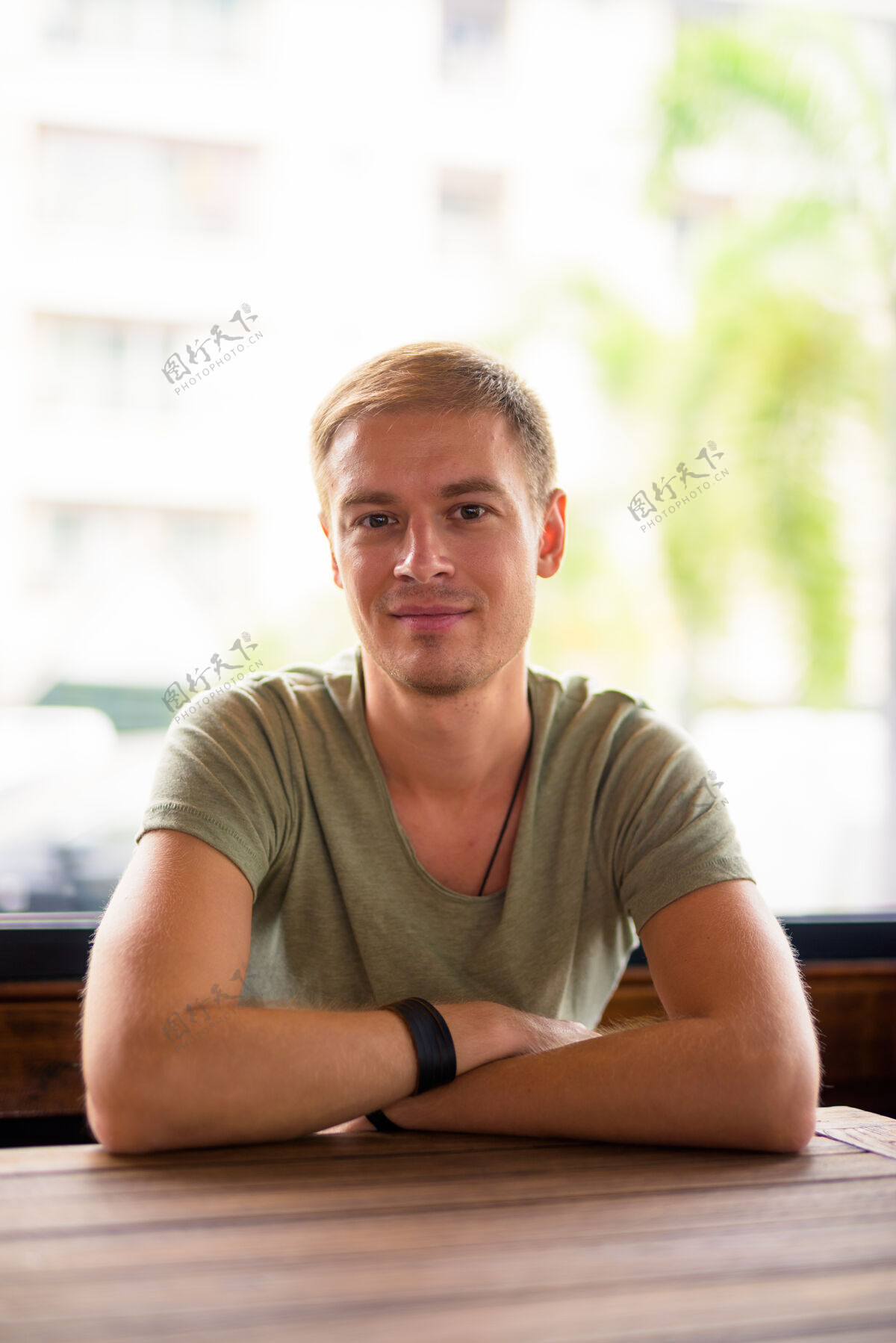 衬衫帅哥在咖啡店放松的写真自信军队伪装
