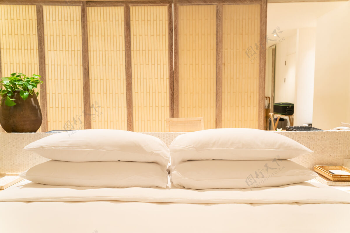 柔软白色枕头装饰床上豪华酒店度假村卧室室内卧室度假村