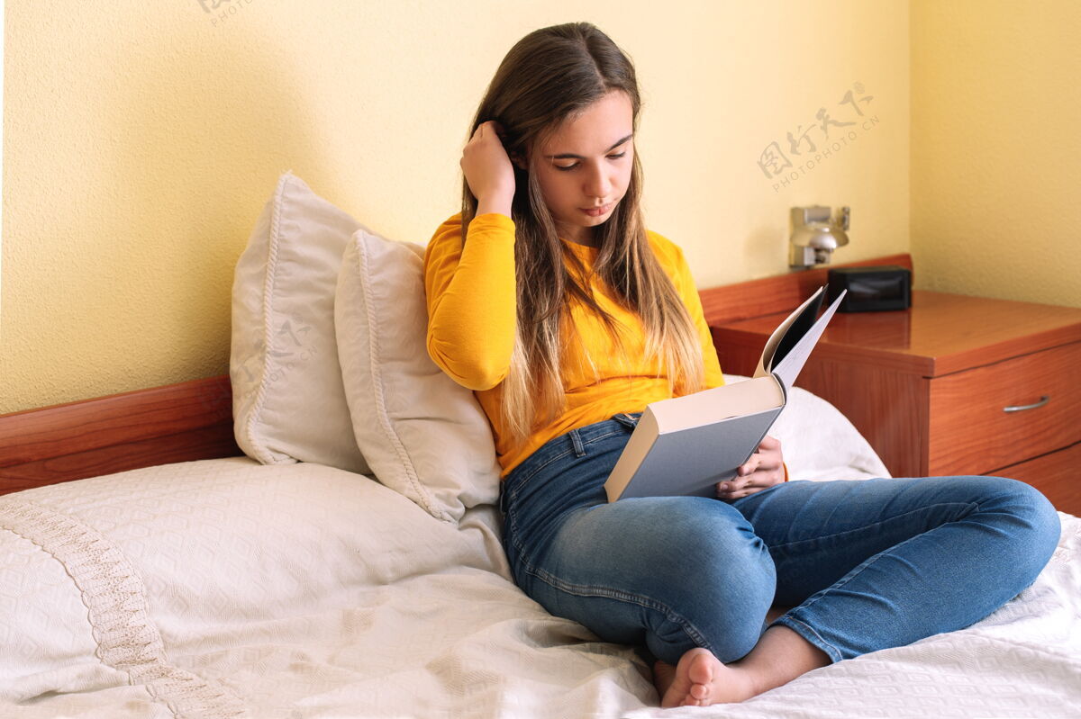 阅读坐在床上看书的年轻女子睫毛书人