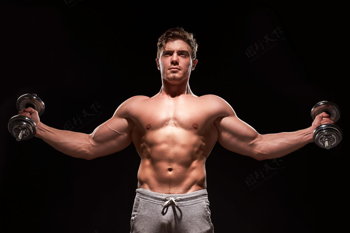 肌肉性感健美的男人力量健身阳刚
