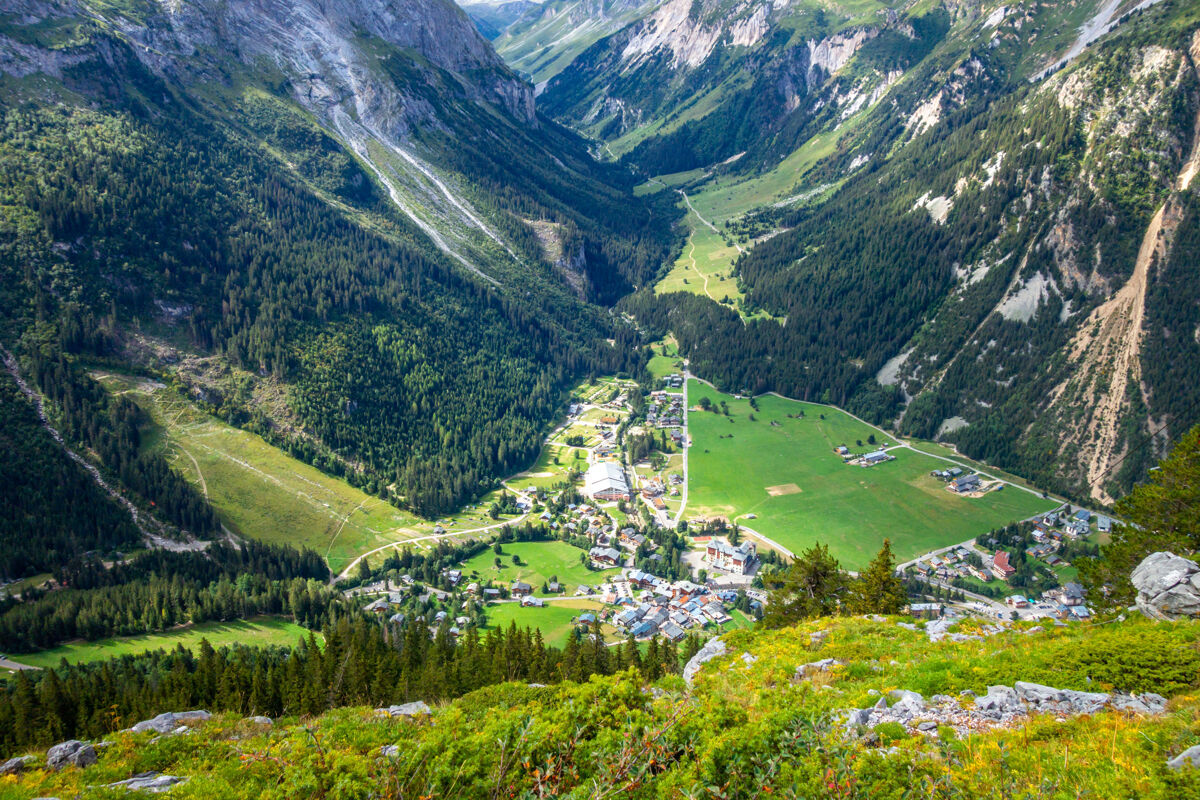 户外法国阿尔卑斯山脉的普拉洛格南拉瓦努瓦兹小镇和山脉景观山旅游自然