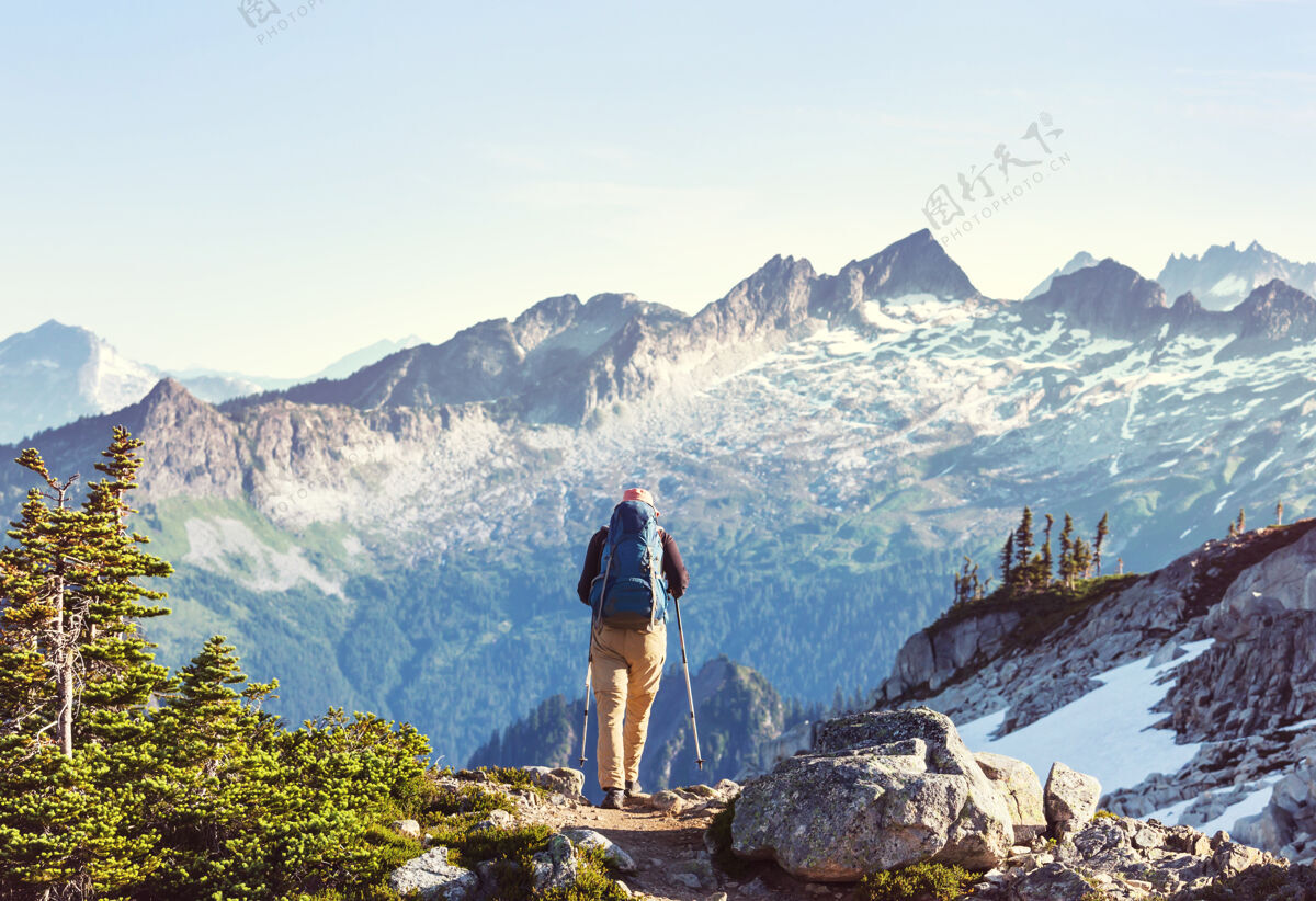 岩石背包客在夏天的山上徒步旅行山活动人