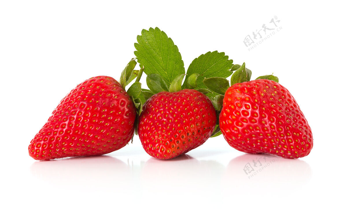 叶子三个新鲜的草莓隔离在一个白色的表面健康健康新鲜