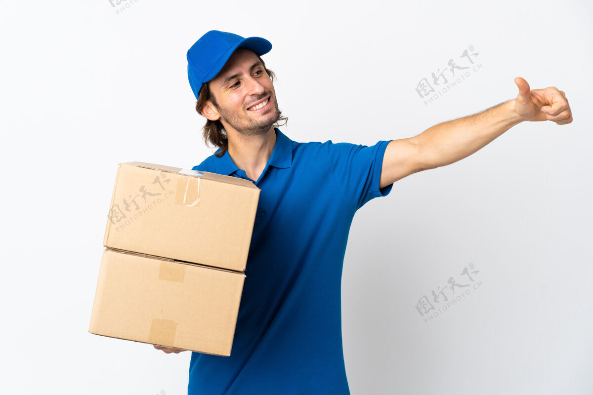 邮政送货员被隔离在白墙上竖起大拇指男人微笑好
