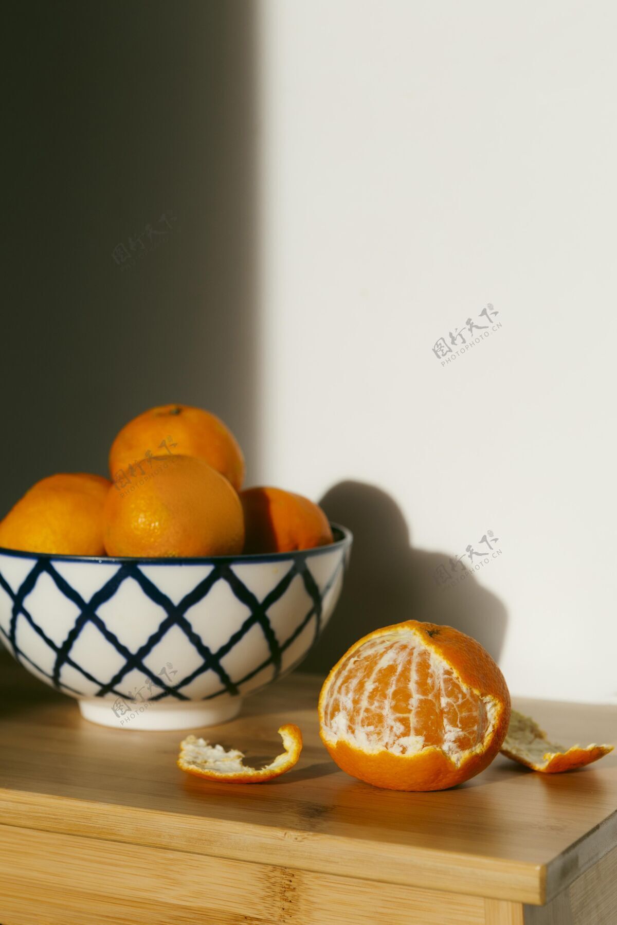 天然桌上有新鲜的橙子橘子新鲜水果