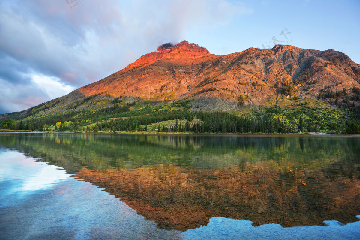 山风景如画的岩石山峰冰川国家公园 蒙大拿州 美国岩石荒野日出