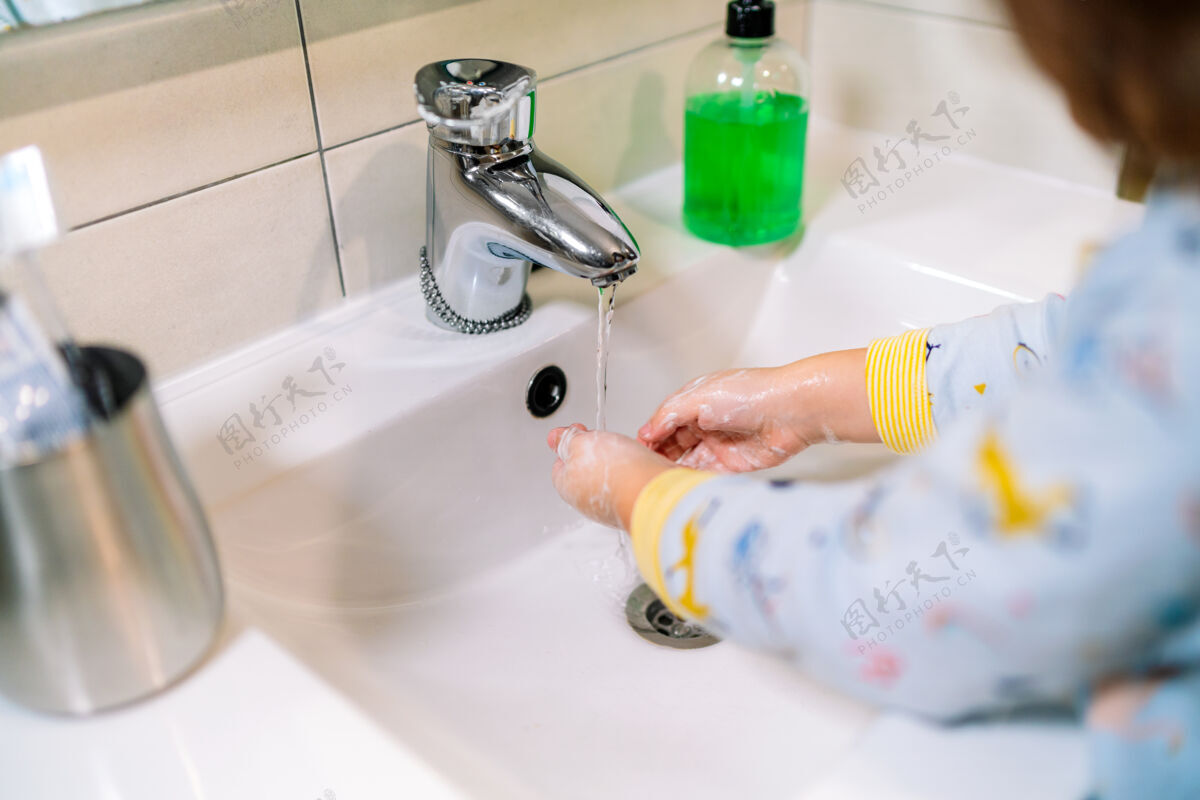 保护幼儿用肥皂洗手 以防止和防止冠状病毒19人类手护理