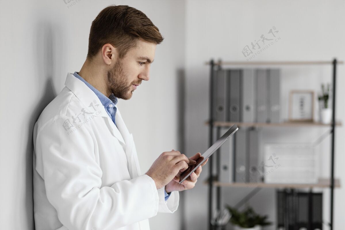医疗专业人士中枪医生保持装置医生平板电脑医疗专业人士