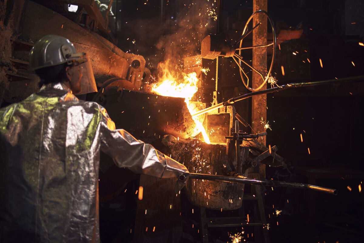 工人在生产车间控制铁水 热钢浇注冶金过程的工人重保护生产