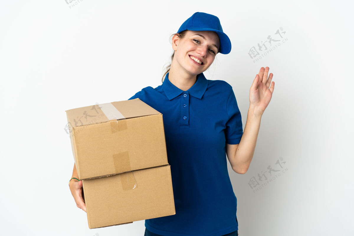年轻人被隔离在白色背景上的年轻女送货员用幸福的表情举手致意微笑送货肖像
