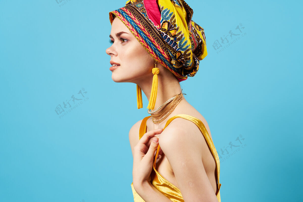 头美女装饰五彩头巾民族蓝墙非洲时尚文化