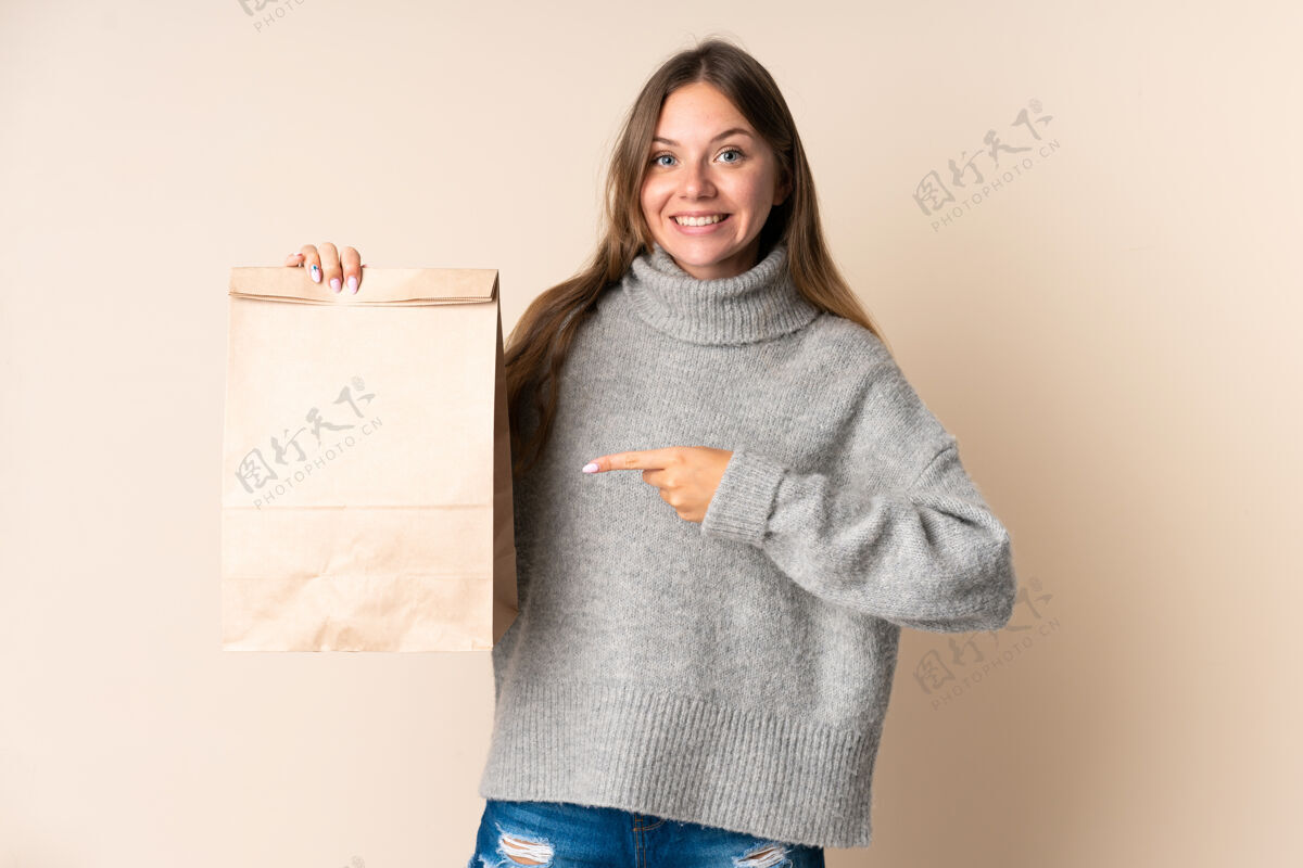 选择立陶宛年轻女子拿着购物袋 脸上露出惊讶的表情外卖自我年轻