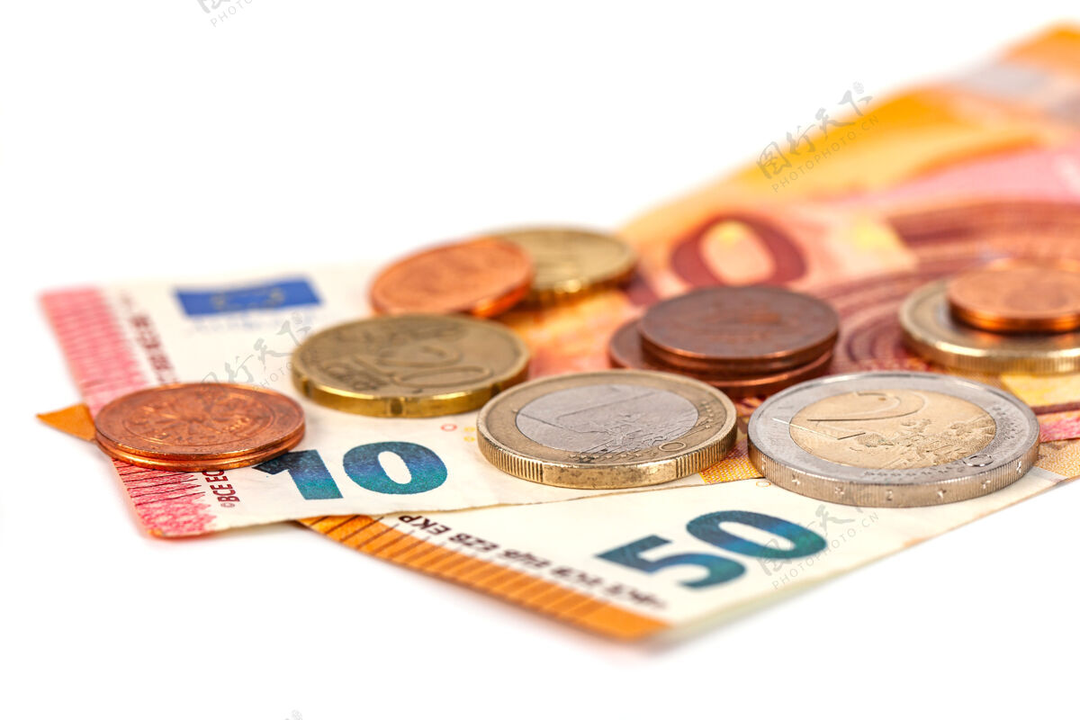 金融一堆白色的欧元硬币和钞票 钱货币钞票金属