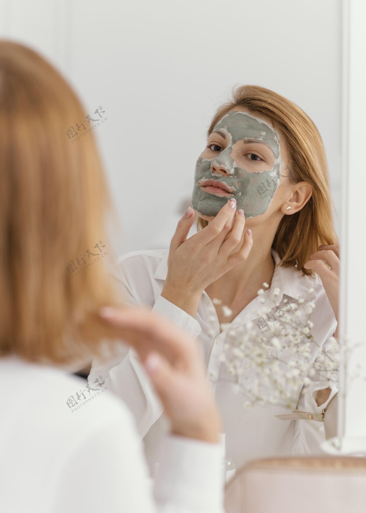 女人戴着腊肠面膜的女人室内美容面部护理