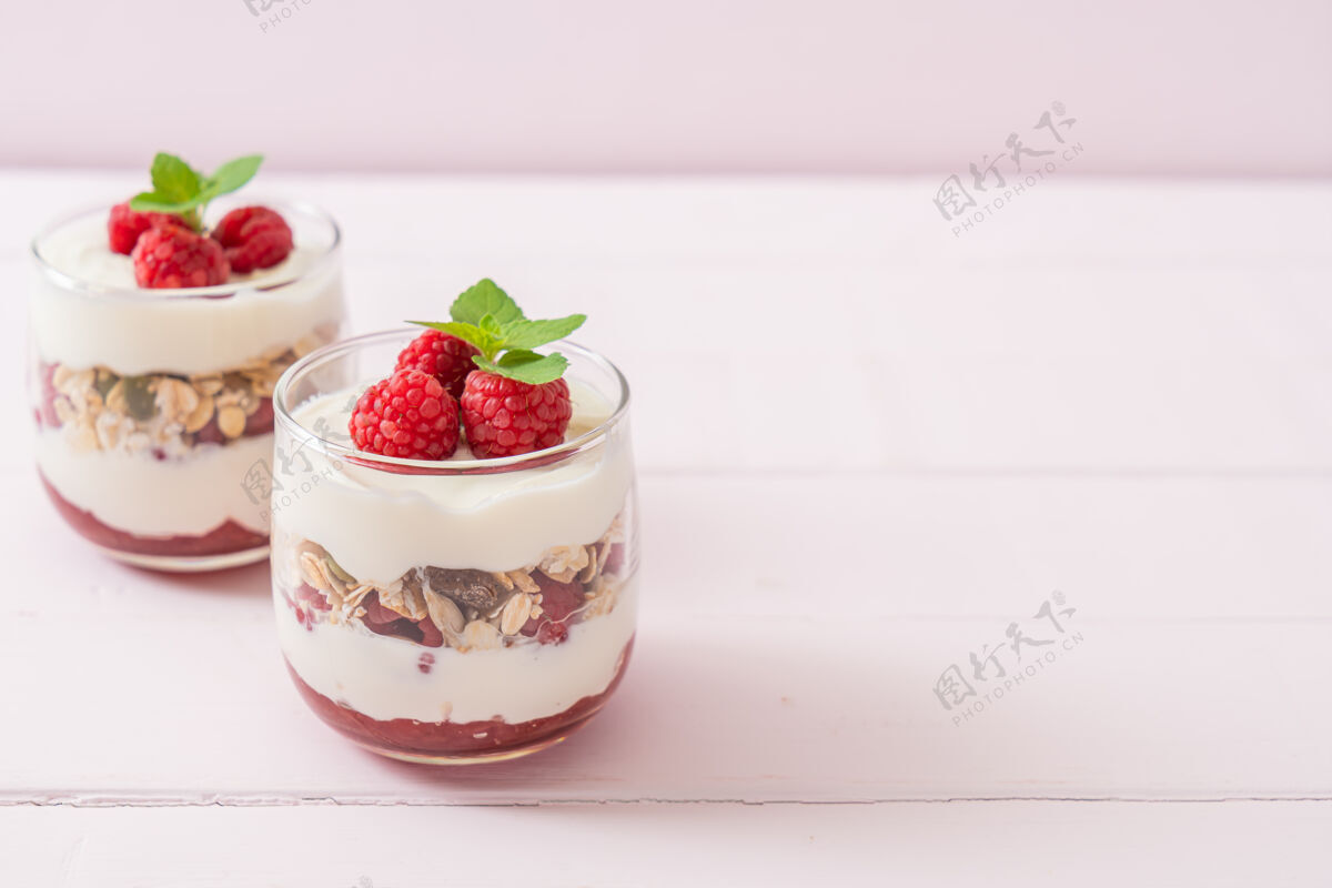 奶制品新鲜树莓酸奶健康麦片美食风格玻璃甜点膳食