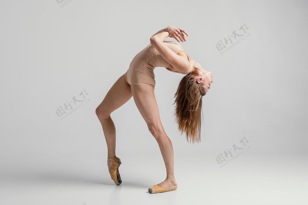 女人全镜头芭蕾舞演员摆姿势灵活舞蹈芭蕾舞演员