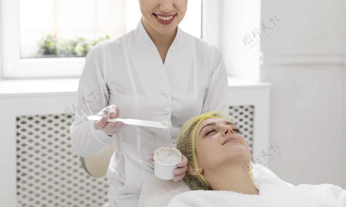 面部护理在美容诊所做面部护理的女人化妆品女性治疗