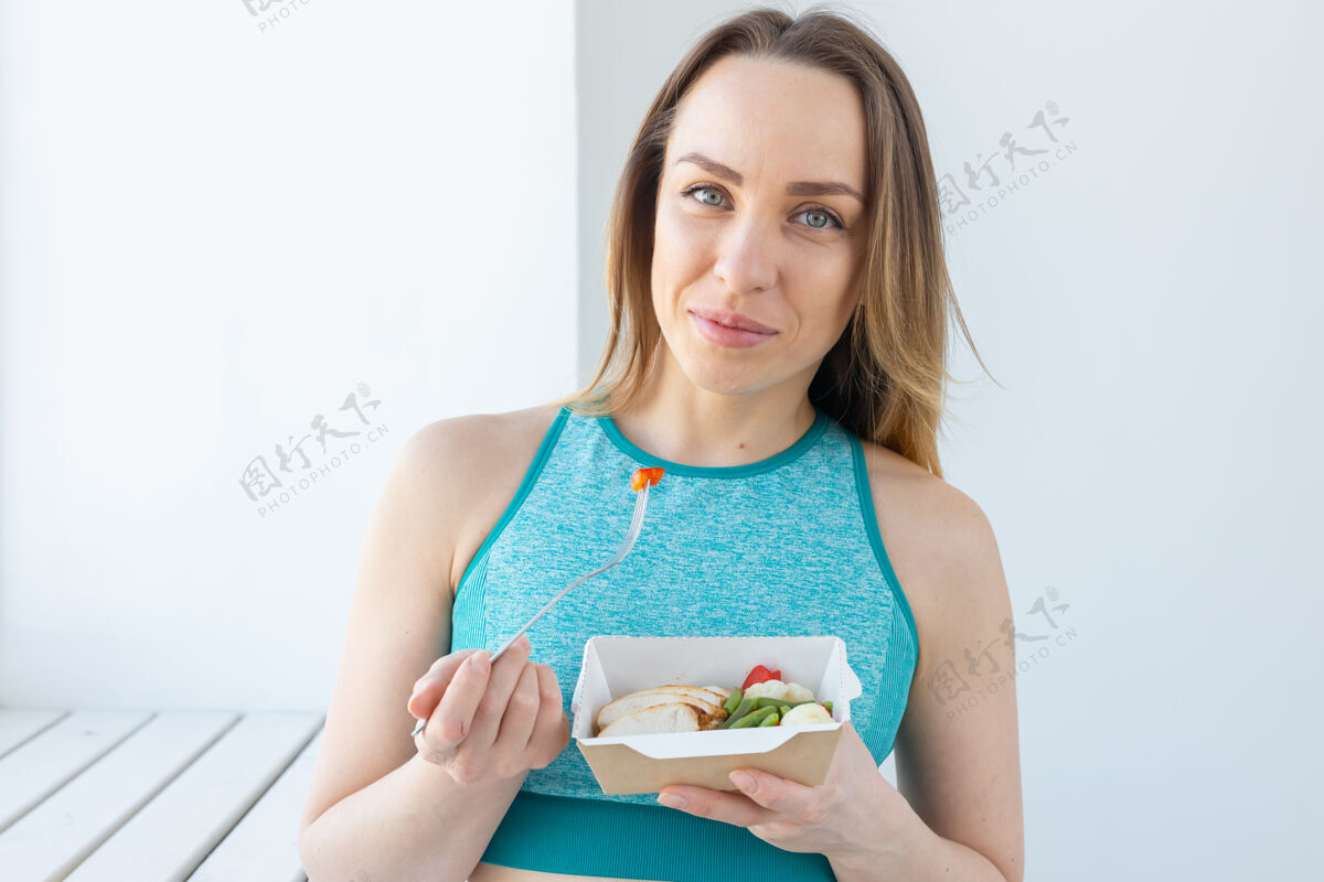 女性饮食沙拉和运动装女人美容胃苗条