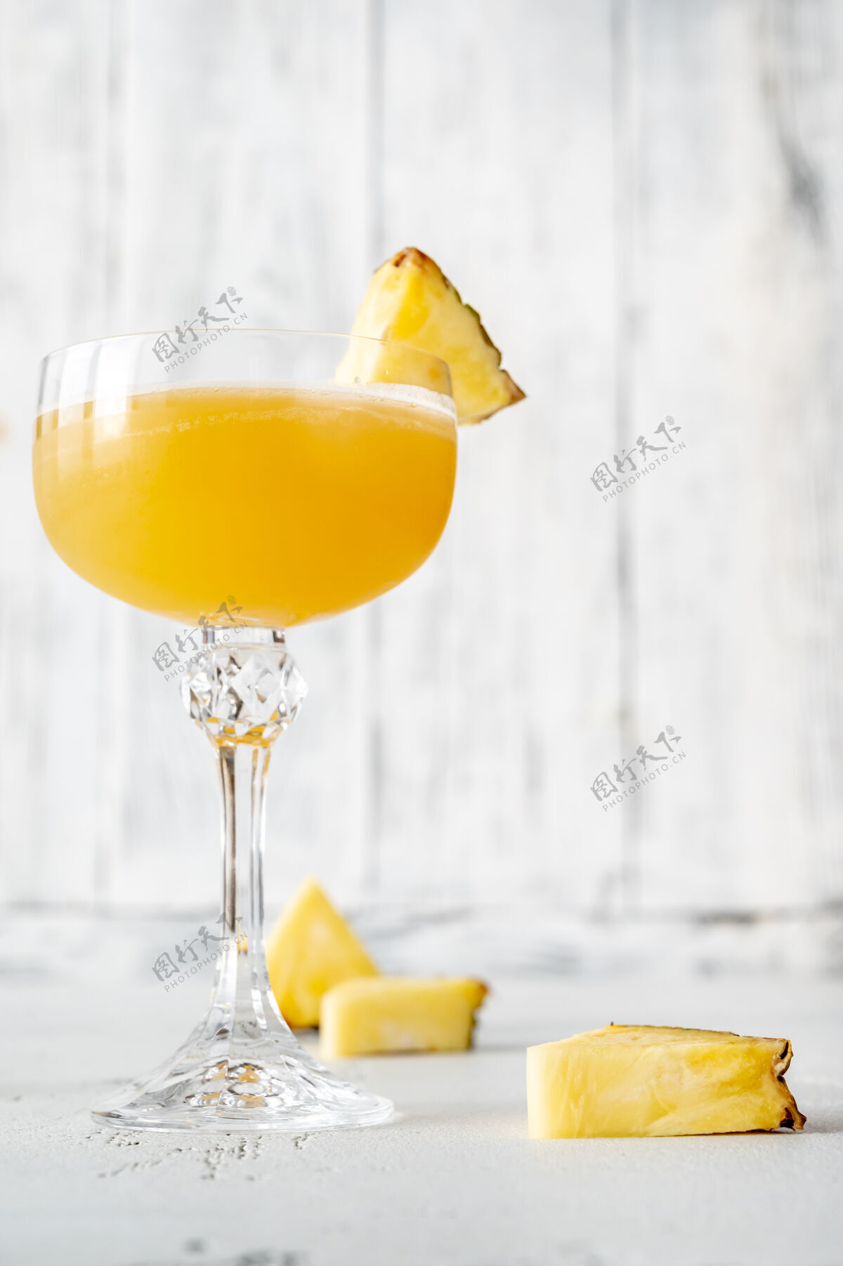 酒一杯用菠萝片装饰的阿尔冈琴鸡尾酒混合果汁玻璃