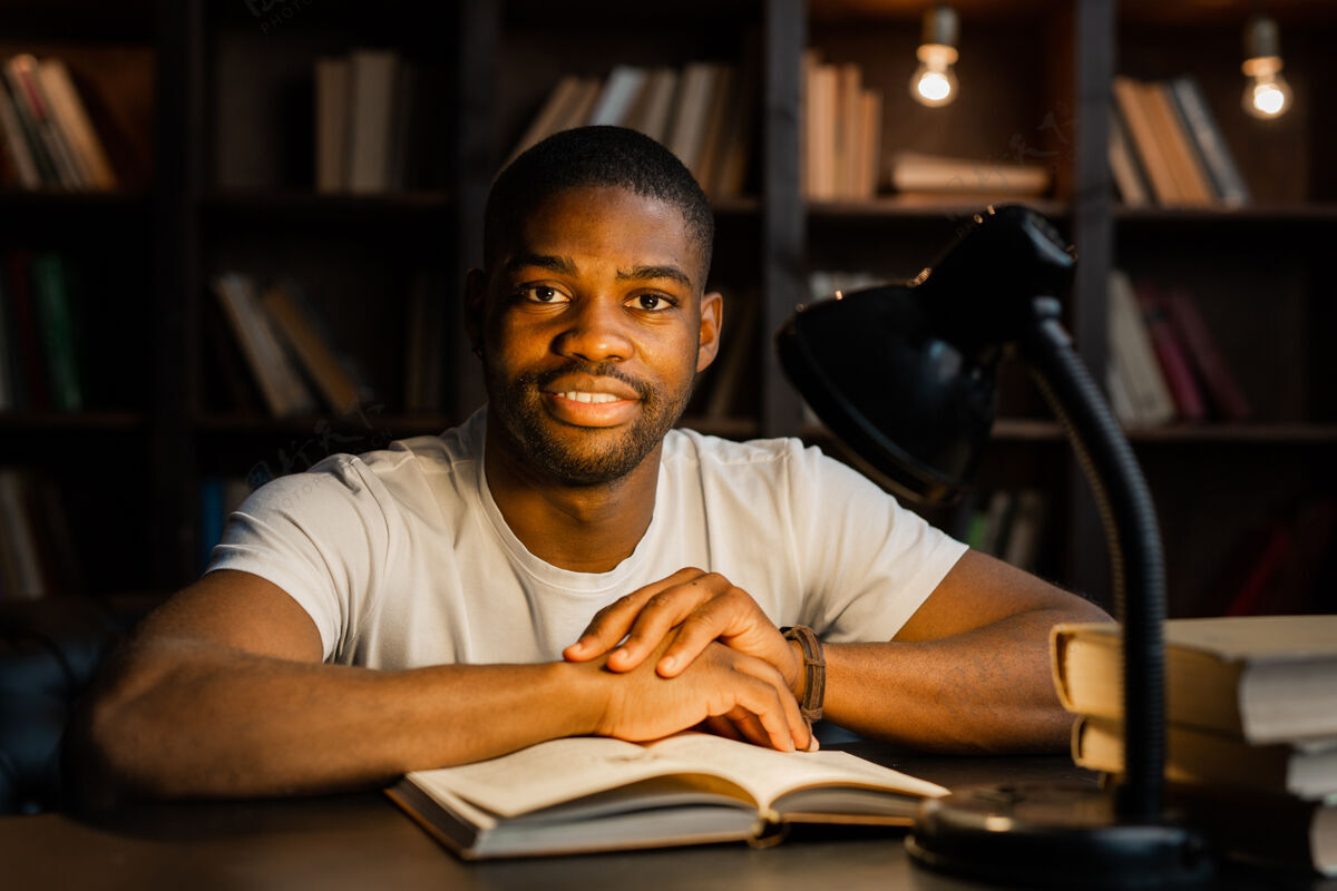 人英俊的非洲小伙子在看书书籍非洲大学