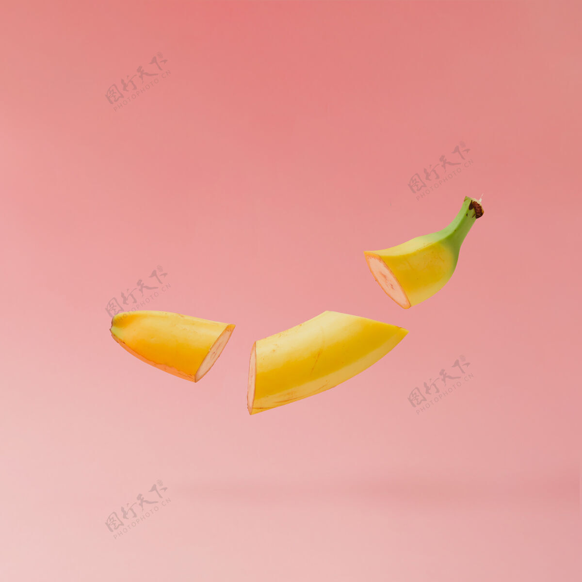 饮食香蕉片在淡粉色的表面有机生食物