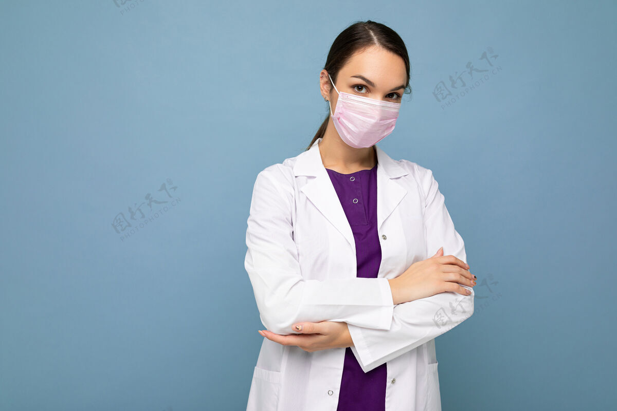 人年轻女子戴着防病毒口罩 防止他人感染冠状病毒-19和非典型肺炎药保健护士