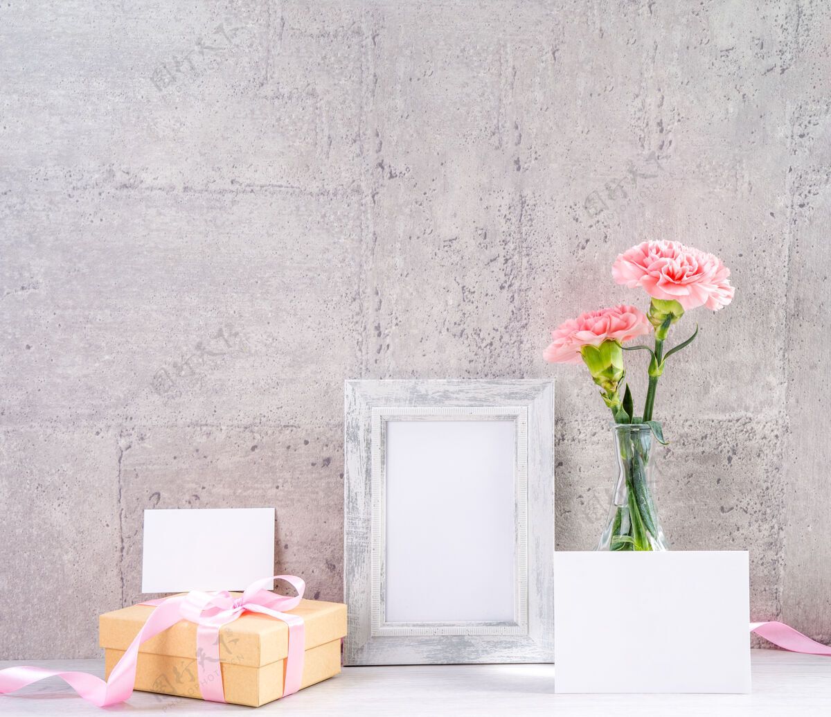 明亮粉红色康乃馨的特写镜头放在一个花瓶里 配上相框 表示母亲节的问候排列物品日子