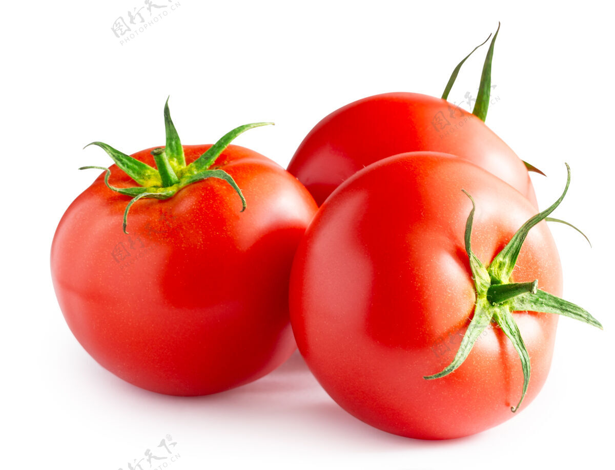 路径三个成熟的红色西红柿被隔离在白色的背景上光明宏观三