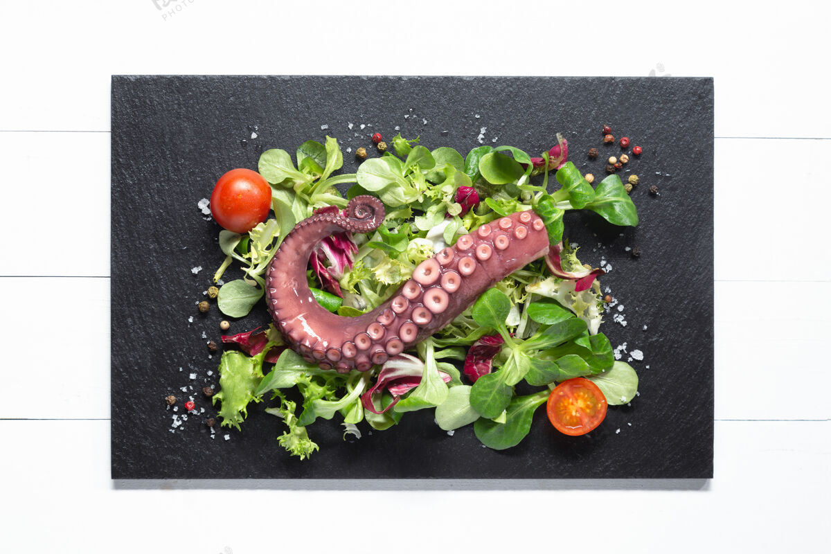 沙拉白木上石板炖章鱼触须桌面查看开胃菜菜肴触角