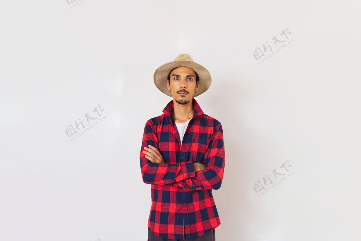 表情农民年轻的黑人男子戴着帽子 背景是白色的姿势农业手套