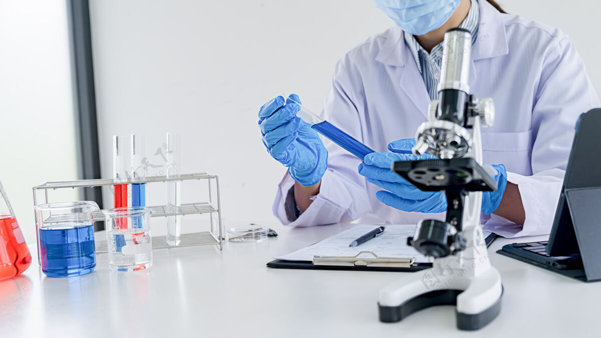 实验室医学或科学研究人员或男医生在实验室里看着透明溶液的试管医院管明确