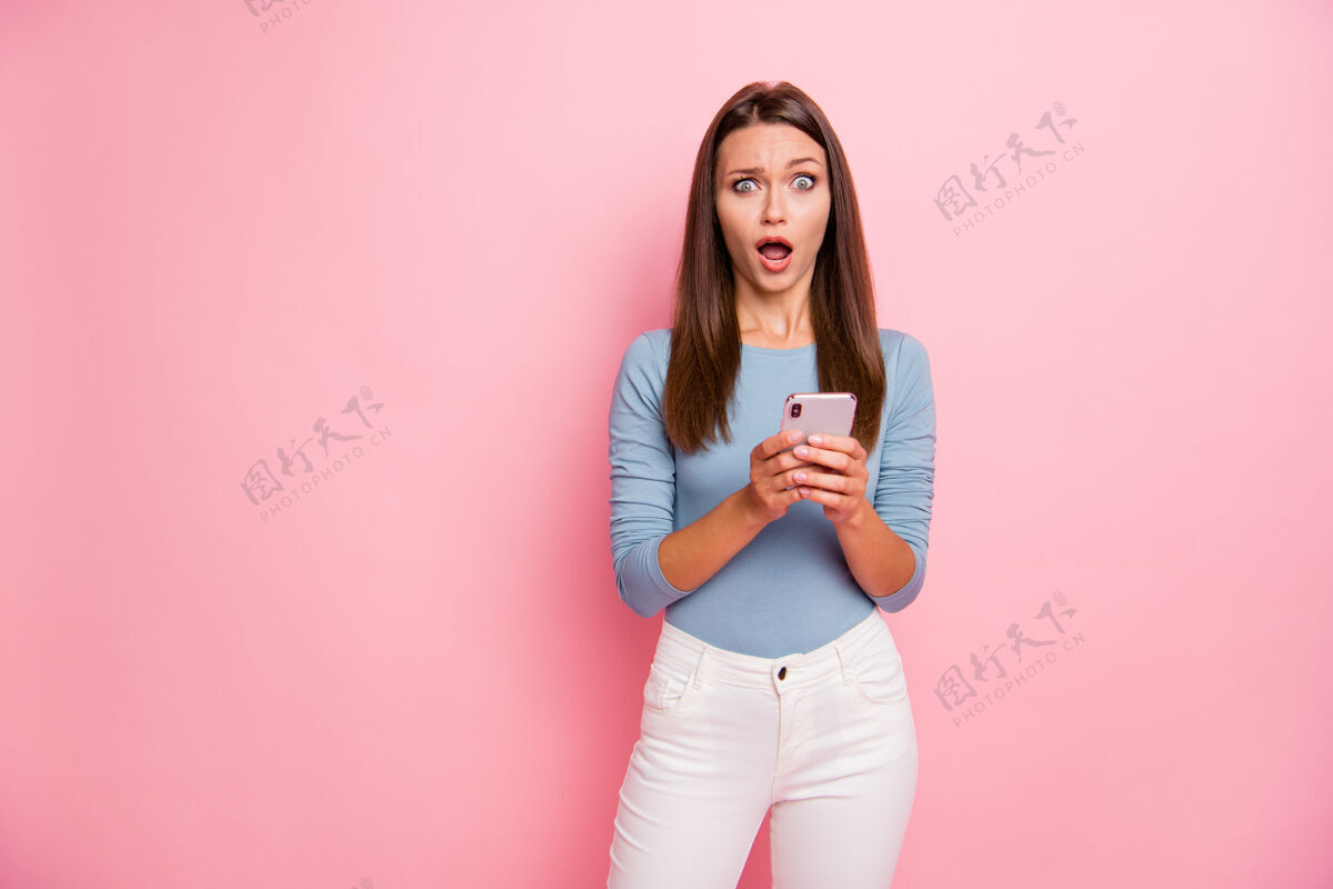 互联网搞笑可爱的好女朋友的照片表达不确定的情绪在脸上不明白是怎么回事孤立的粉彩背景裤子黑发裤子