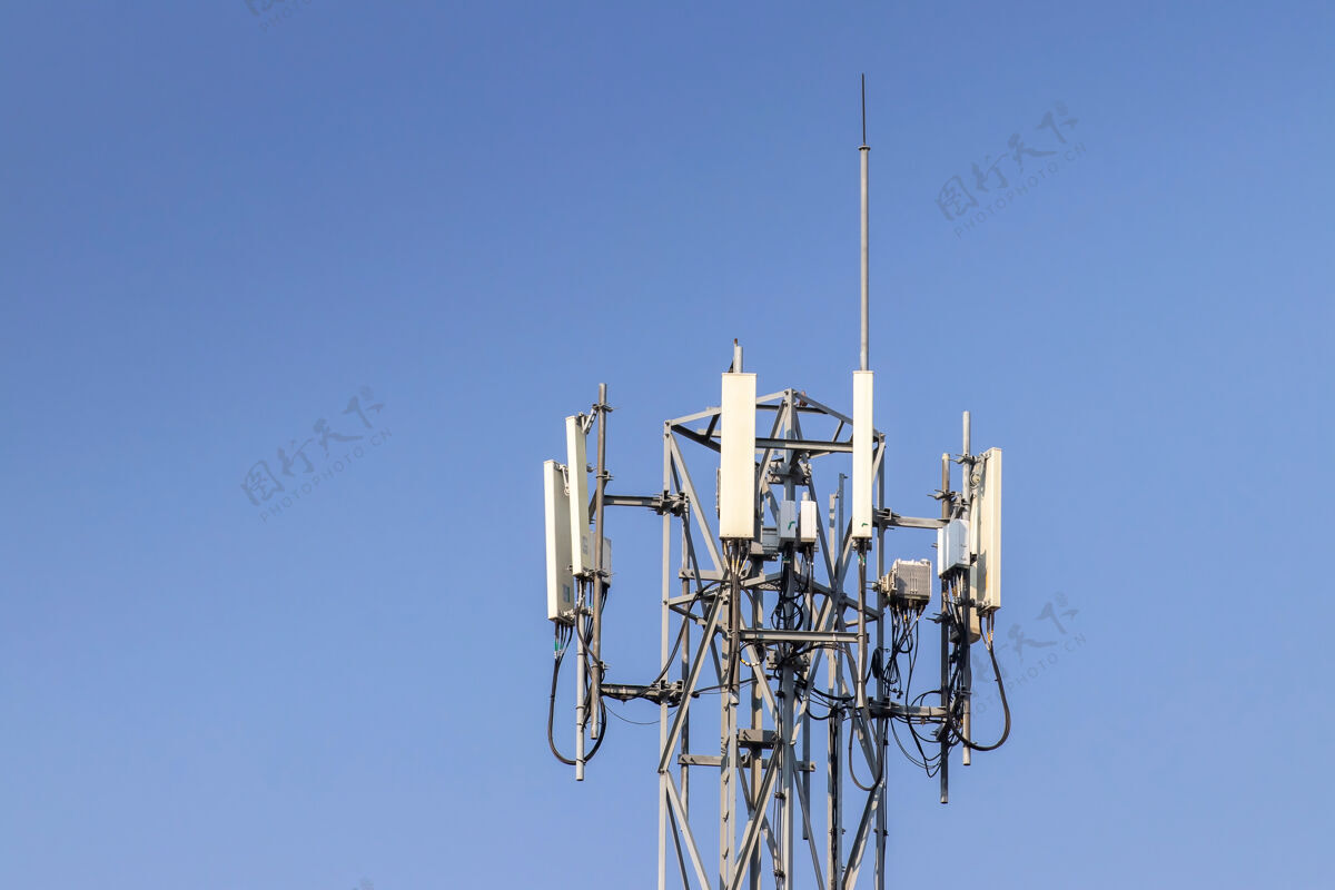 设备通信塔以蓝天白云为背景 卫星杆通信技术电力技术电杆