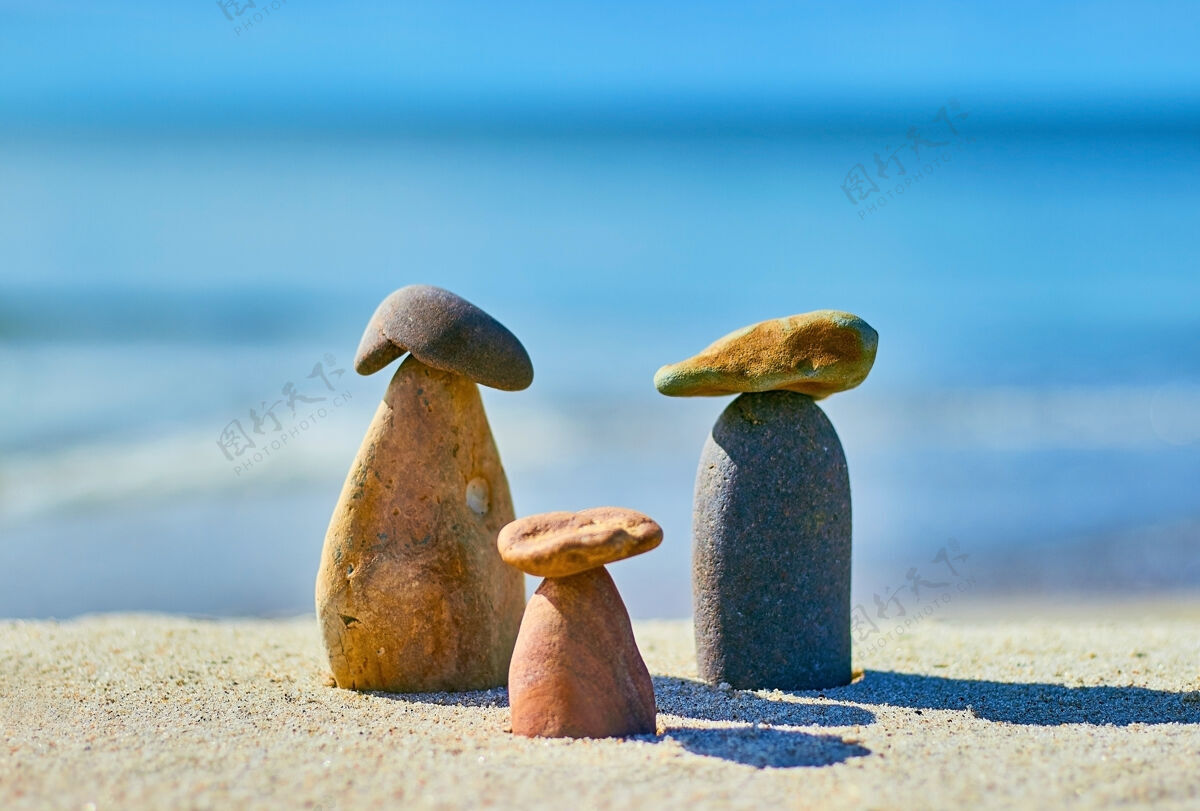 平衡在沙地上有三个蘑菇海滩天平一堆石头塔健康放松