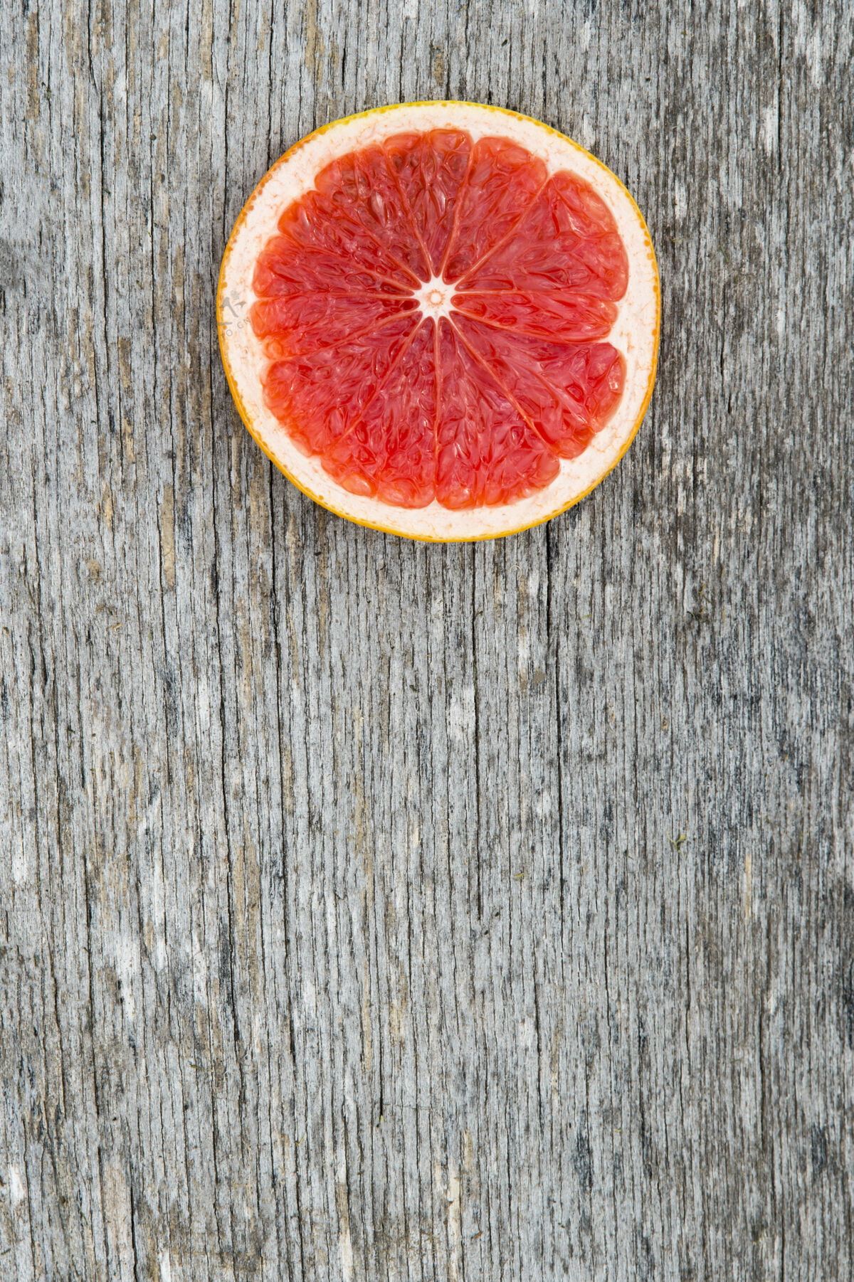 剁碎粉红色的成熟葡萄柚片放在古老的木制背景上葡萄柚成熟元素