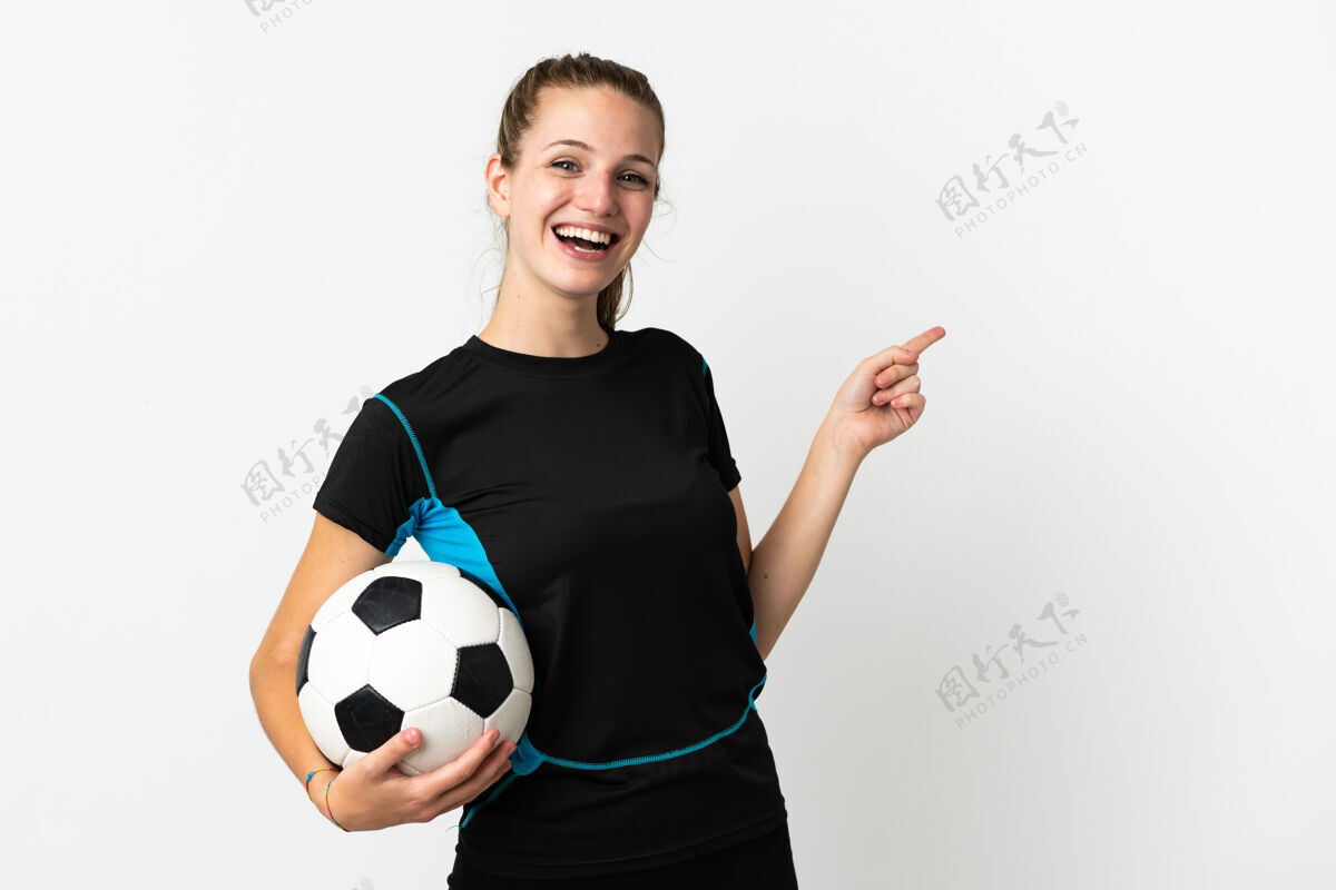 比赛一个年轻的足球运动员 一个被隔离在白色背景下的女人 手指着侧面 展示着一个产品产品表情笑