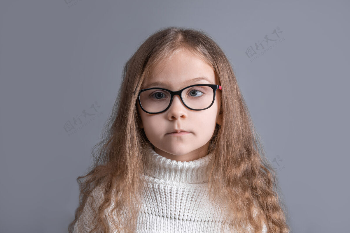 童年一个年轻漂亮的小女孩的肖像 金发飘逸的长发 白色毛衣 微笑的地方文本.复制空间年轻小孩子